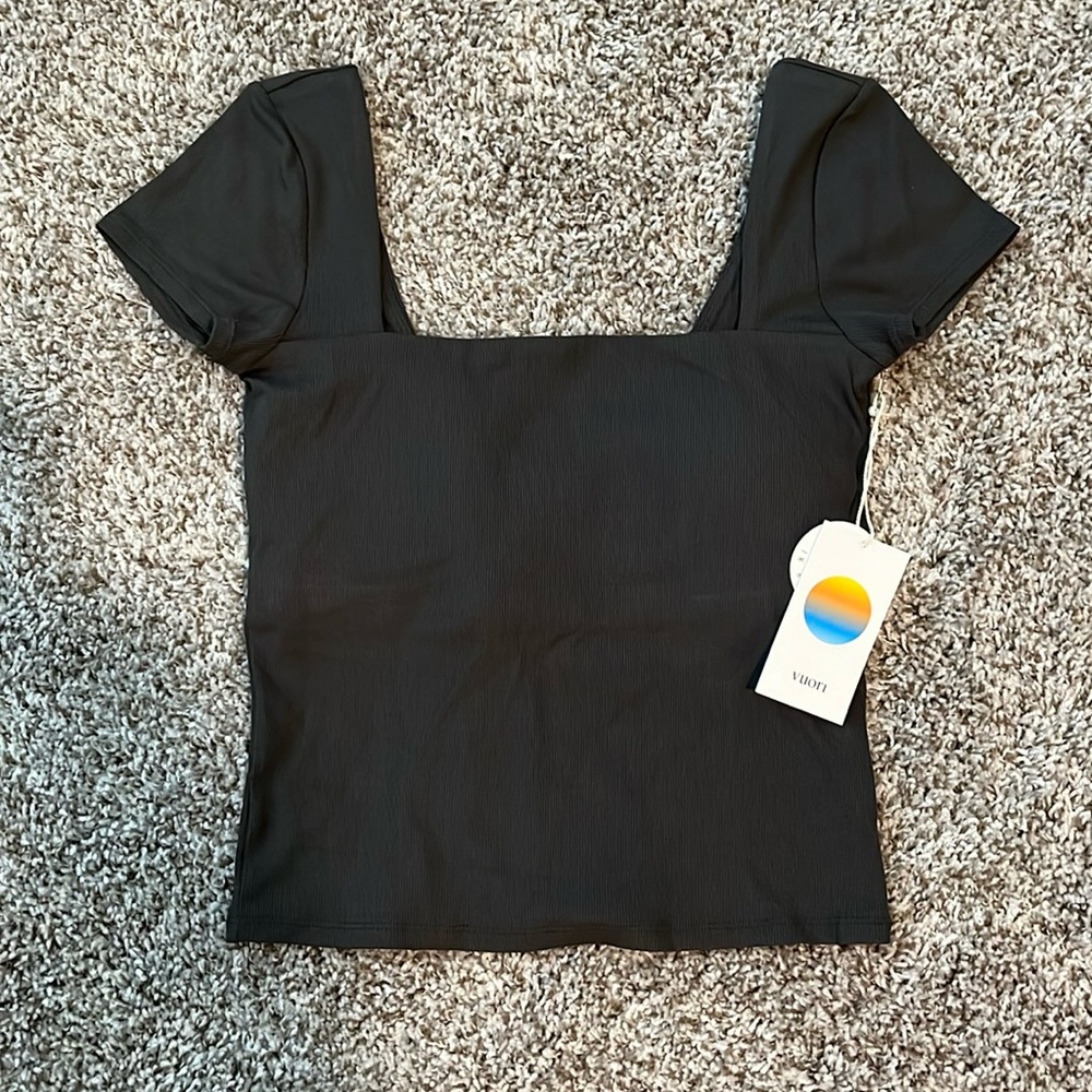 Pose scoop tee